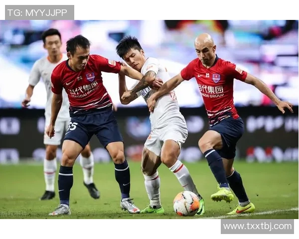 赛后分析:上海足球队与重庆足球队的战术对决与技术细节剖析 赛后分析:上海足球队与重庆足球队的战术对决与技术细节剖析