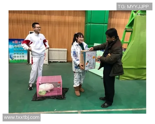 足球明星携手公益活动为贫困儿童送手机助力梦想实现